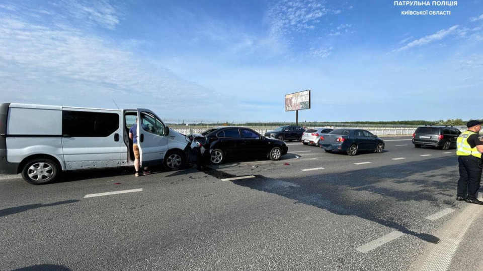 На автодороге Киев – Харьков в масштабном ДТП столкнулось сразу четыре автомобиля