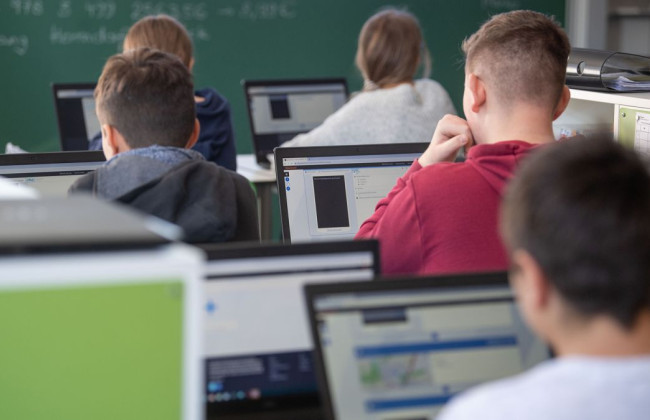 Учителей и учеников научат пользоваться искусственным интеллектом: МОН разработало рекомендации, документ