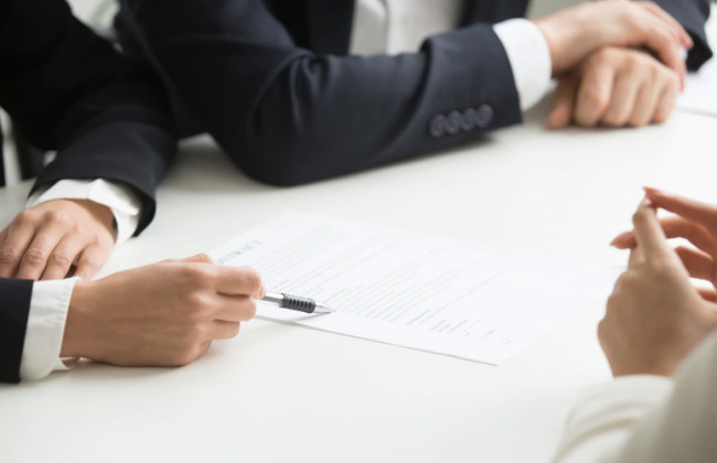 У Держпраці пояснили, чи може штатний працівник на лікарняному виконувати роботу за цивільно-правовим договором за своєю ж посадою