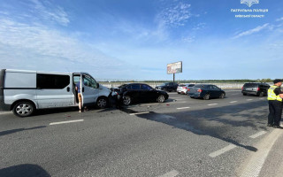 На автодорозі Київ – Харків у масштабній ДТП зіштовхнулося одразу чотири автомобілі