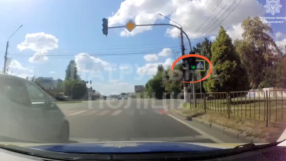 На Київщині поліція оштрафувала жінку, яка перейшла дорогу на червоний сигнал світлофора