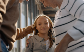 Батьки утримують двох спільних дітей віком до 18 років, але не перебувають у офіційному шлюбі: чи мають вони право на податкову соціальну пільгу