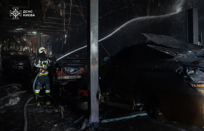 В Киеве произошел пожар на СТО в Оболонском районе
