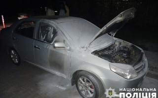 У Києві чоловіка підозрюють у підпалі автівки вчительки свого сина