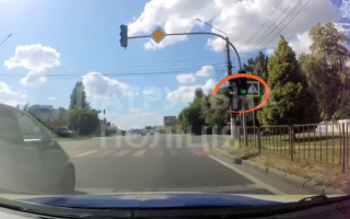 На Київщині поліція оштрафувала жінку, яка перейшла дорогу на червоний сигнал світлофора