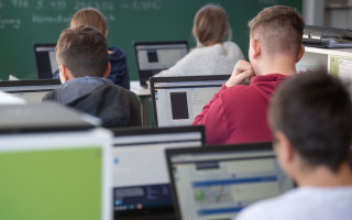 Вчителів та учнів навчать користуватися штучним інтелектом: МОН розробило рекомендації, документ