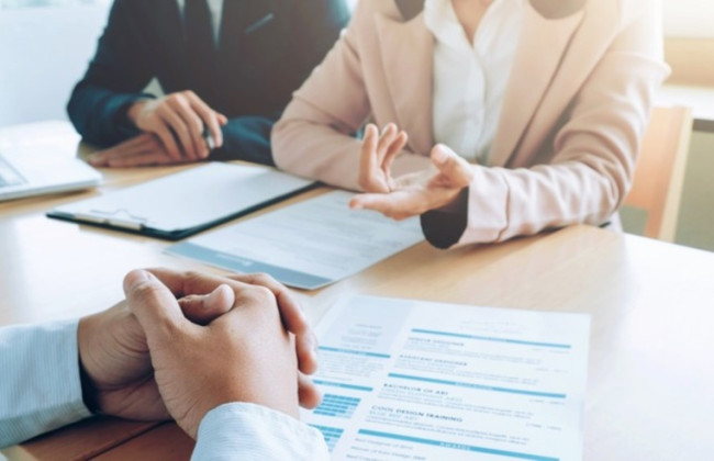 Имеет ли право лицо на трудоустройство за границей во время военного положения: ответ Гоструда