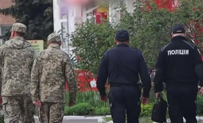 Які дії військовозобов'язаних при спілкуванні з поліцейськими тягнуть за собою кримінальну відповідальність: відповідь Нацполіції