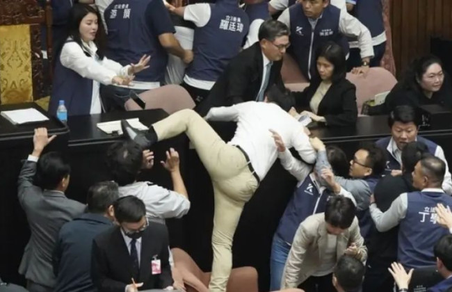 Депутат парламента Тайваня украл законопроект и сбежал с ним, чтобы документ не приняли: видео