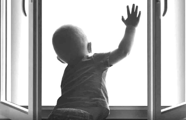 В Бердянске двое малолетних детей выпали из окна пятого этажа