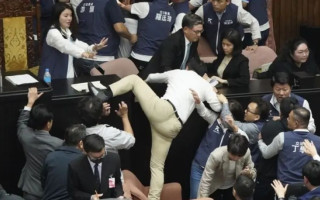 Депутат парламенту Тайваню вкрав законопроект і втік із ним, щоб документ не ухвалили: відео