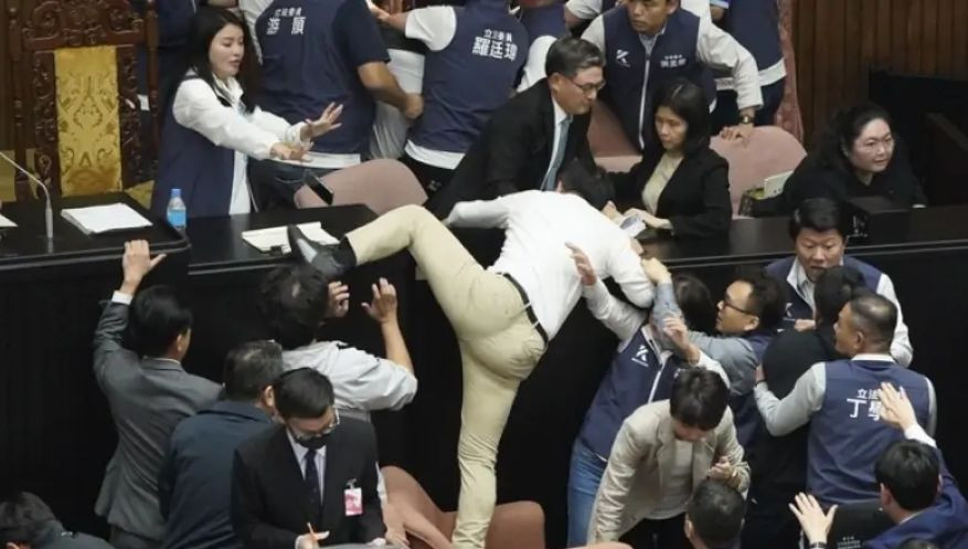 Депутат парламента Тайваня украл законопроект и сбежал с ним, чтобы документ не приняли: видео