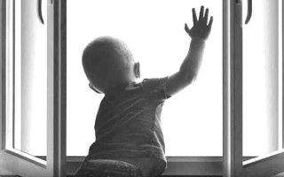 У Бердянську двоє малолітніх дітей випали з вікна п’ятого поверху