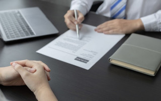 Людина переїхала з тимчасово окупованої території без трудової книжки та не звільнена з місця роботи: чи може вона стати на облік в центрі зайнятості