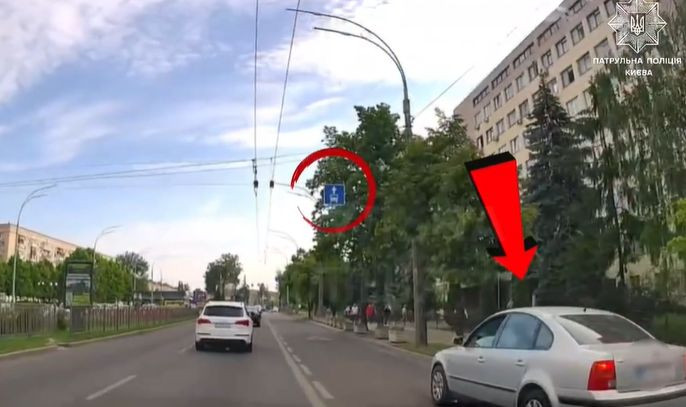 В Киеве наказали водителя, который остановился на полосе для маршрутных транспортных средств, видео