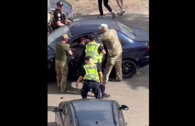 В Сумах полиция и военные силой вытащили мужчину из авто: в ТЦК объяснили инцидент