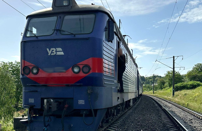 Во Львове неизвестный мужчина погиб под колесами пассажирского поезда