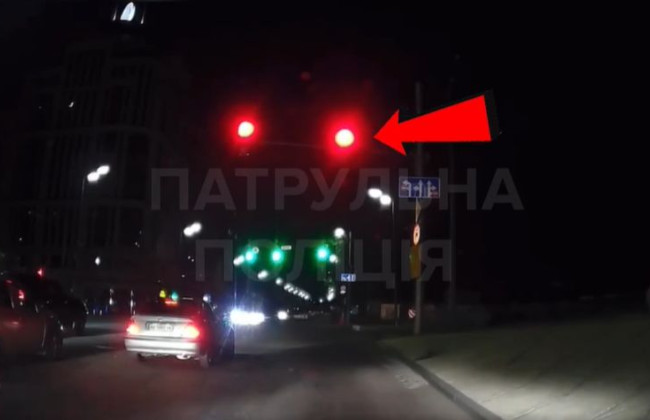 В Киеве наказали водителя Toyota, который проехал перекресток на красный сигнал светофора: видео