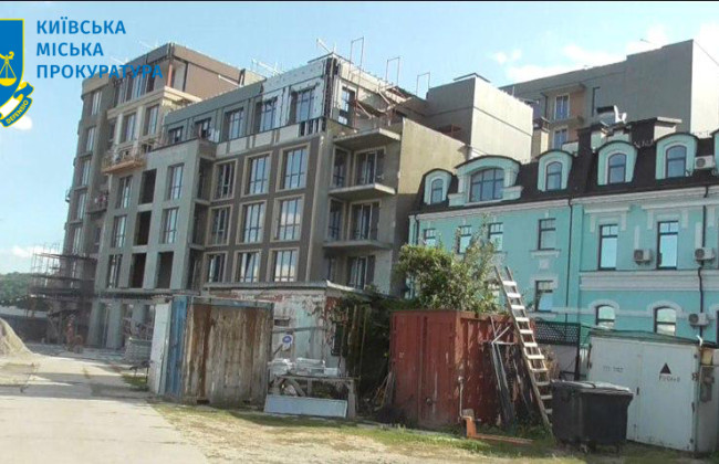 На строительстве ЖК на Подоле работник упал с высоты и повредил позвоночник: подрядчику предъявили подозрение