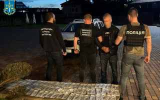 18 тисяч доларів за незаконне переправлення двох осіб до Євросоюзу: на організації схеми викрито мешканця Львівщини
