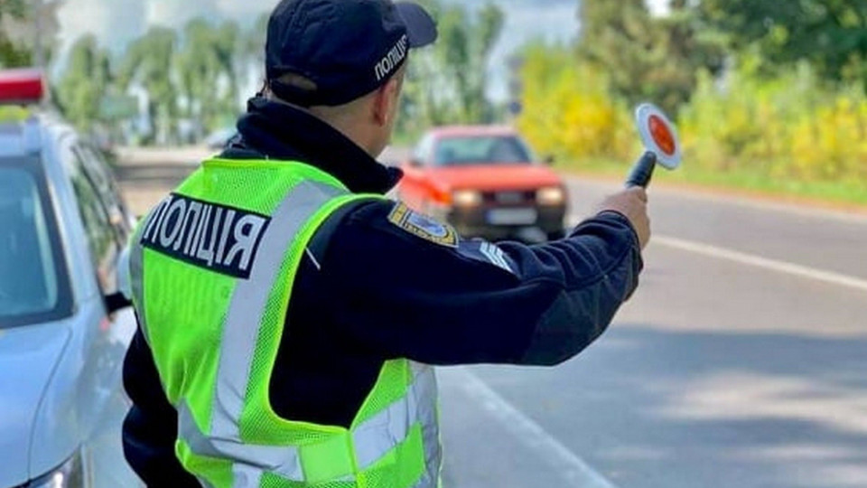 Водійка запропонувала хабар поліцейським, які зупинили її авто за порушення ПДР: суд затвердив угоду про визнання винуватості