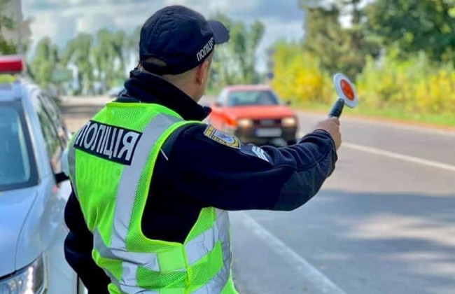 Водійка запропонувала хабар поліцейським, які зупинили її авто за порушення ПДР: суд затвердив угоду про визнання винуватості