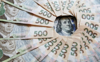 Новый рекордный показатель: официальный курс доллара превысил 40 гривен