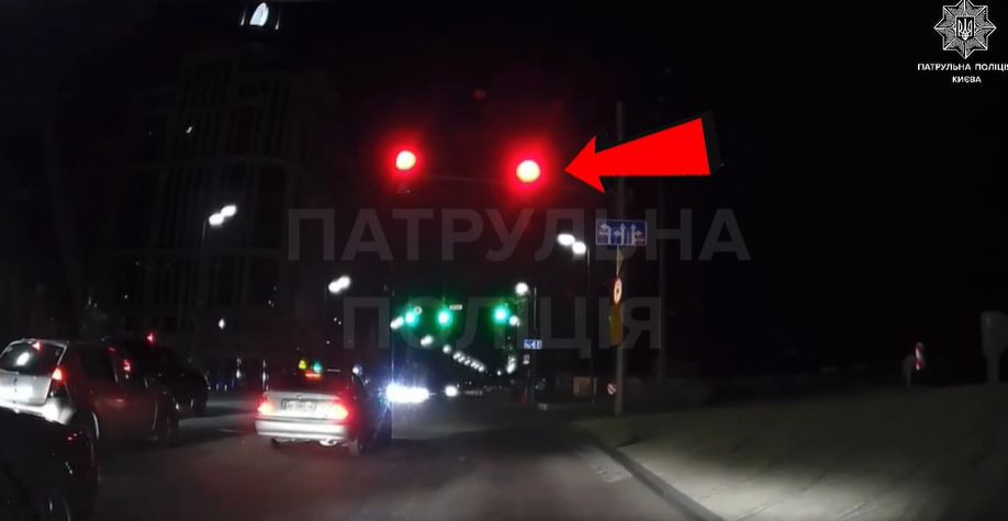 В Киеве наказали водителя Toyota, который проехал перекресток на красный сигнал светофора: видео