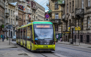 У Львові через пасажира, який за місяць 452 рази безкоштовно катався у транспорті, пільговикам можуть обмежити поїздки