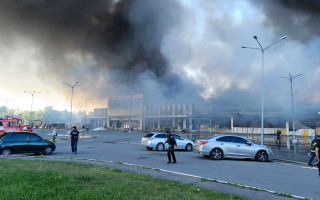 В гіпермаркеті могли перебувати понад 200 людей: Зеленський відреагував на обстріл Харкова та показав відео