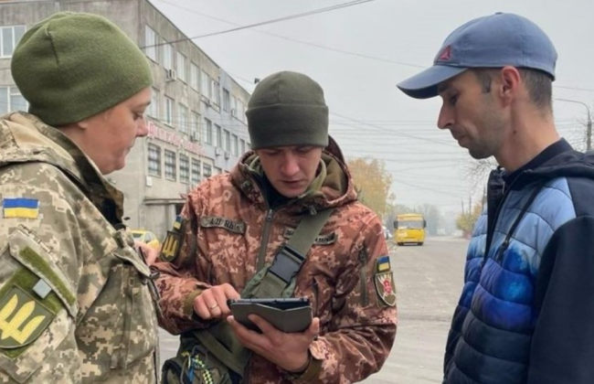 При каких условиях и кто имеет право вручить повестку при проверке документов