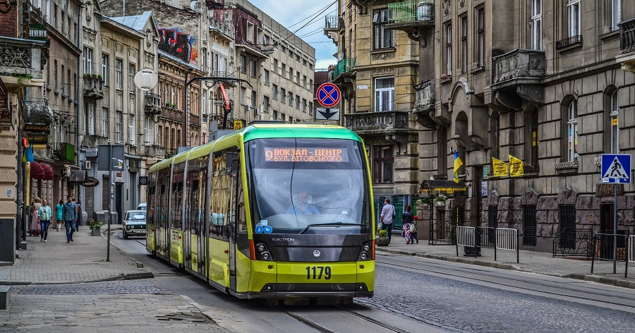Во Львове из-за пассажира, который за месяц 452 раза бесплатно катался в транспорте, льготникам могут ограничить поездки