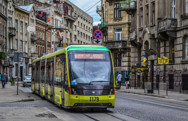 Во Львове из-за пассажира, который за месяц 452 раза бесплатно катался в транспорте, льготникам могут ограничить поездки