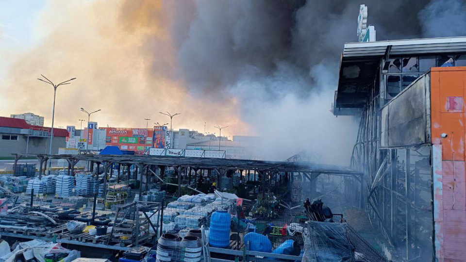 Як всередині виглядає гіпермаркет у Харкові після удару: відео від МВС