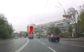 На очах у поліції «пролетів» на червоний сигнал світлофора: у Києві покарали водія Land Rover, відео