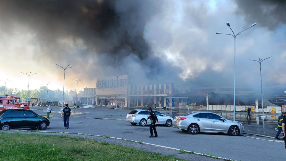 В гіпермаркеті могли перебувати понад 200 людей: Зеленський відреагував на обстріл Харкова та показав відео