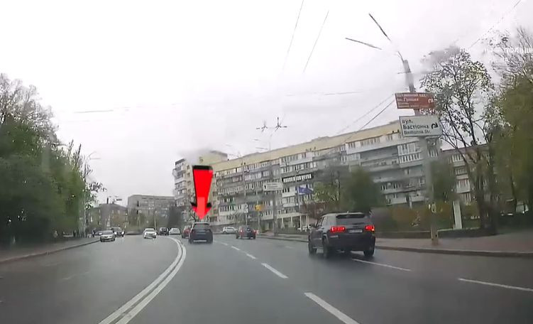 На очах у поліції «пролетів» на червоний сигнал світлофора: у Києві покарали водія Land Rover, відео