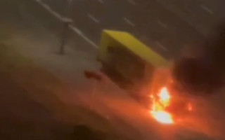 У Києві на дорозі загорілась фура, відео