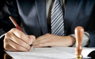 У чому відмінність між договором дарування та заповітом: роз’яснення