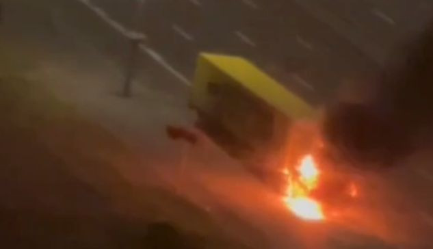 В Киеве на дороге загорелась фура, видео