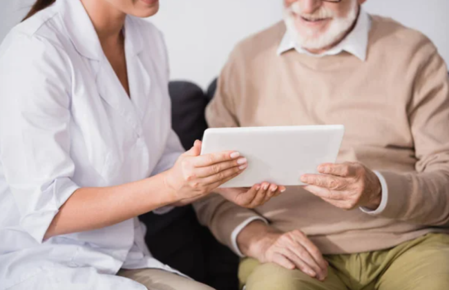 В Великобритании социальный работник годами получал деньги за уход за человеком, оказавшимся мертвым