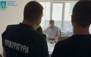 На Вінниччині посадовця ЦНАПу викрили на хабарі у 2500 доларів