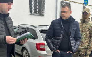 Пів мільйона гривень хабаря за непроведення позапланової перевірки підприємства: на Київщині судитимуть посадовців Держпраці
