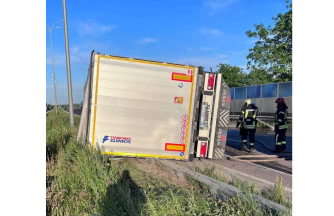 На автодороге Киев — Чоп перевернулся грузовик: движение затруднено