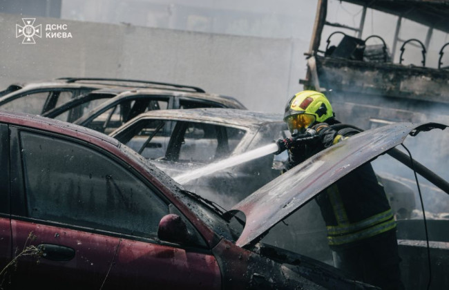 Масштабный пожар на парковке в Киеве: сгорело 10 мотоциклов и десятки авто, видео
