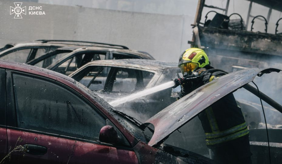 Масштабна пожежа на парковці у Києві: згоріло 10 мотоциклів та десятки авто, відео