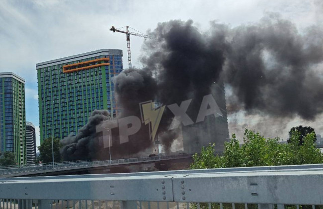 В Киеве на парковке возле ЖК «Great» горят около 10 авто: видео