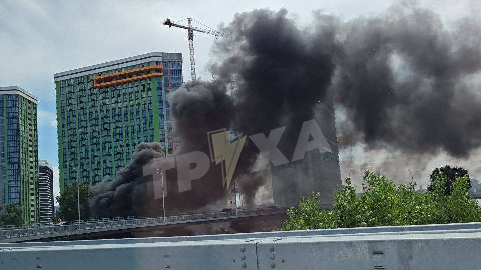 В Киеве на парковке возле ЖК «Great» горят около 10 авто: видео