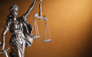 Мужчина хотел удочерить дочь жены от первого брака, которую он старше 14 лет и 11 месяцев: что решил суд
