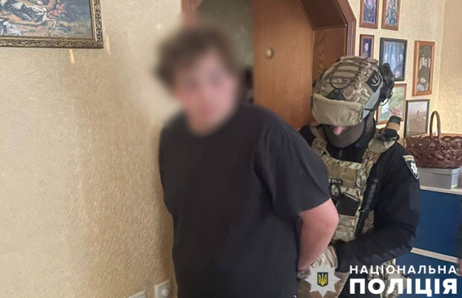 В Киеве на Подоле нетрезвый молодой человек с ноги ударил прохожего в голову